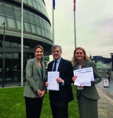 Cllr Kim Caddy & Cllr Melanie Hampton present residents’ petition at City Hall. 