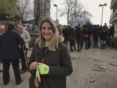 Kim helping Thames21 clean up the river by St Mary's Battersea.